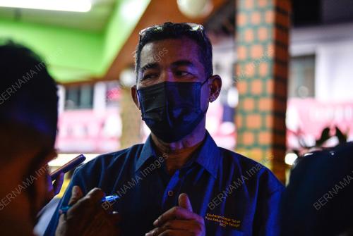 SAMUN DI HADAPAN SEBUAH BANK