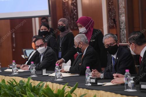 DATUK SERI ISMAIL SABRI YAAKOB