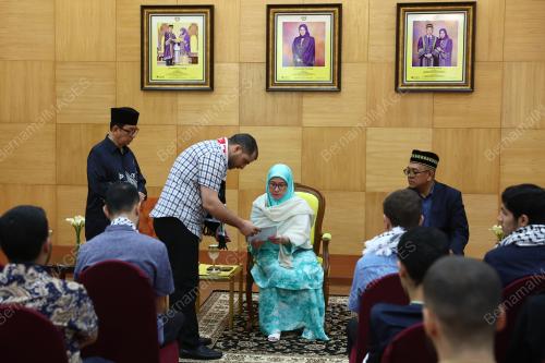 TUANKU AZIZAH AMINAH MAIMUNAH ISKANDARIAH