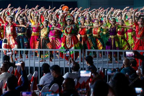 KL81_0702026_DANCERS