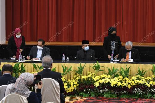 DATUK SERI ISMAIL SABRI YAAKOB
