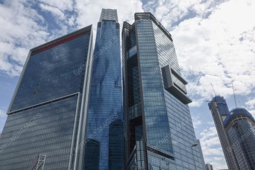 CUCI CERMIN BANGUNAN PENCAKAR LANGIT