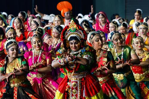 KL82_0702026_DANCERS