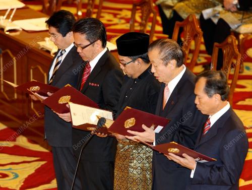ANGGOTA KABINET ANGKAT SUMPAH