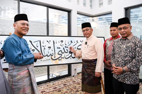 DATUK DR MOHD NA'IM MOKHTAR