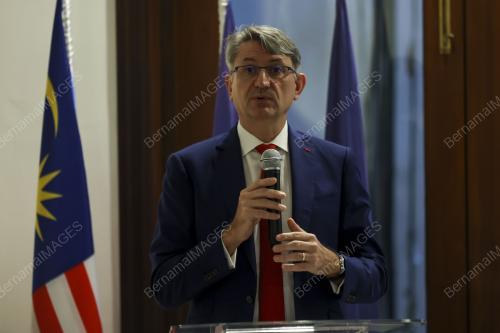 AXEL CRUAU