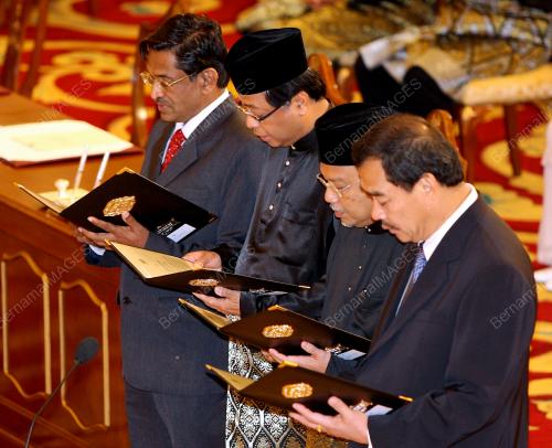 ANGGOTA KABINET ANGKAT SUMPAH
