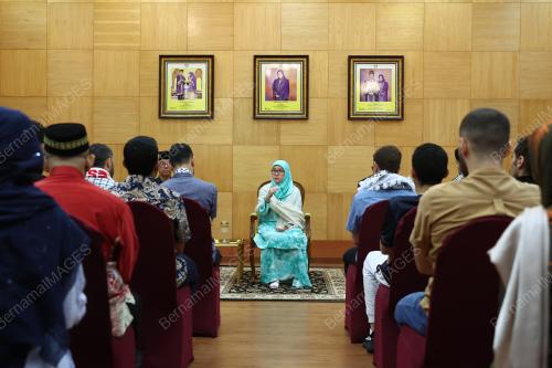 TUANKU AZIZAH AMINAH MAIMUNAH ISKANDARIAH