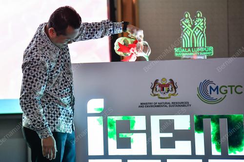 NIK NAZMI NIK AHMAD