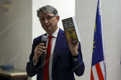 AXEL CRUAU