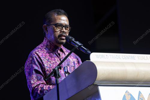 DATUK DR ADNAN MAT