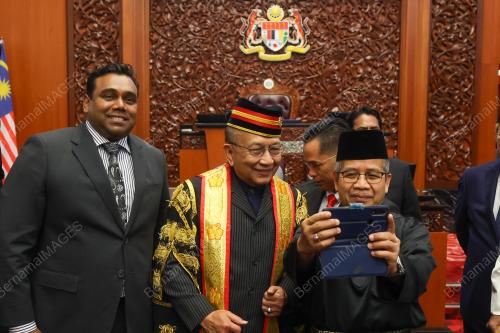 ANGKAT SUMPAH AHLI DEWAN NEGARA