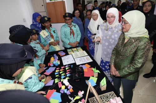 TUNKU AZIZAH AMINAH MAIMUNAH ISKANDARIAH