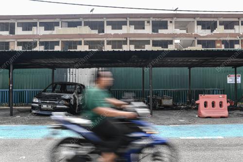 PARKIR KENDERAAN TERBAKAR