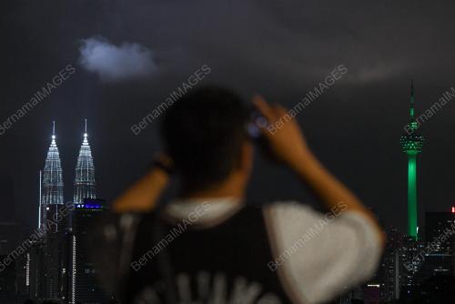 MENARA KUALA LUMPUR WARNA HIJAU