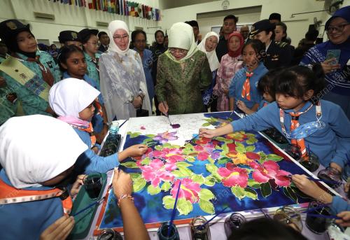 TUNKU AZIZAH AMINAH MAIMUNAH ISKANDARIAH