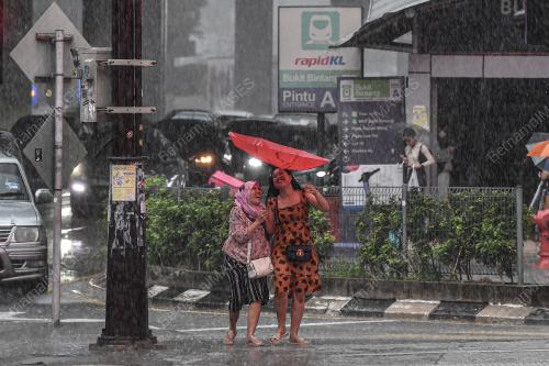 TINJAUAN HUJAN IBU KOTA