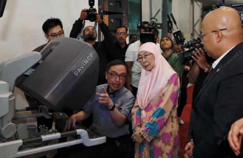 DATUK SERI DR WAN AZIZAH WAN ISMAIL