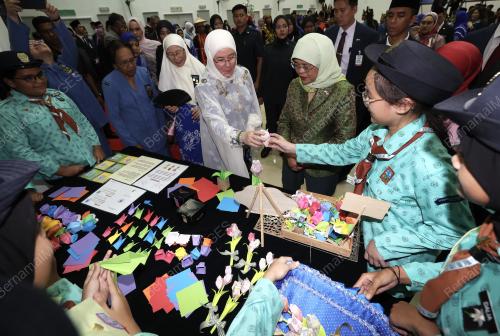 TUNKU AZIZAH AMINAH MAIMUNAH ISKANDARIAH