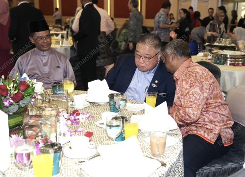 DATUK SERI TIONG KING SING