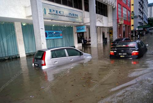 BANJIR KILAT