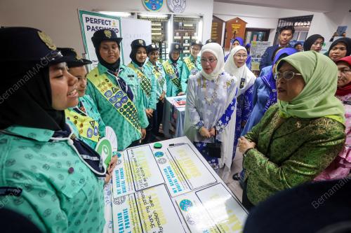 TUNKU AZIZAH AMINAH MAIMUNAH ISKANDARIAH