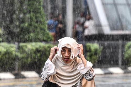 TINJAUAN HUJAN IBU KOTA