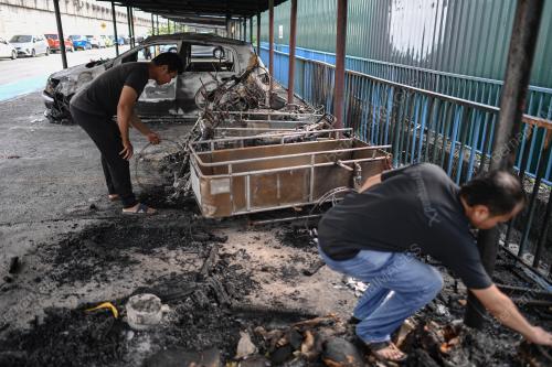 PARKIR KENDERAAN TERBAKAR