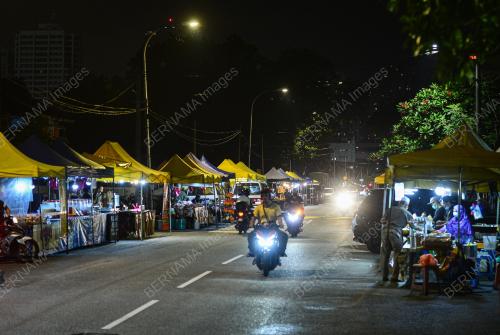 AKTIVITI PERNIAGAAN PADA WAKTU MALAM