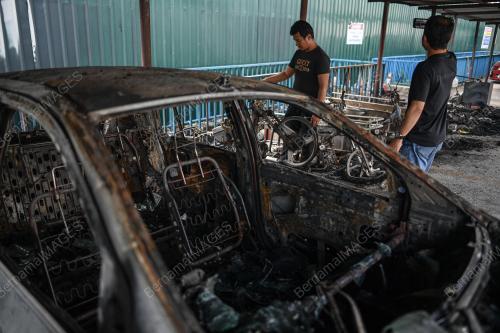 PARKIR KENDERAAN TERBAKAR