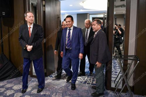 NIK NAZMI NIK AHMAD