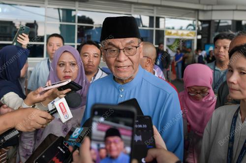 DATUK SERI DR DZULKEFLY AHMAD
