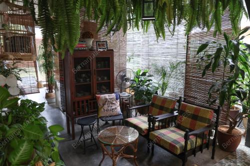 THE 28 CAFE
