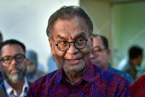 DATUK SERI DR DZULKEFLY AHMAD
