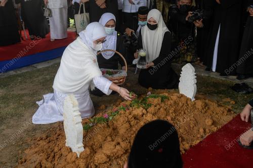 TUNKU HAJAH AZIZAH AMINAH MAIMUNAH ISKANDARIAH