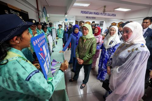 TUNKU AZIZAH AMINAH MAIMUNAH ISKANDARIAH