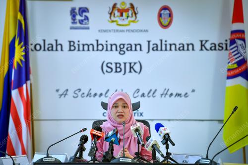 FADHLINA SIDEK