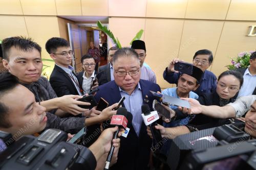 DATUK SERI TIONG KING SING