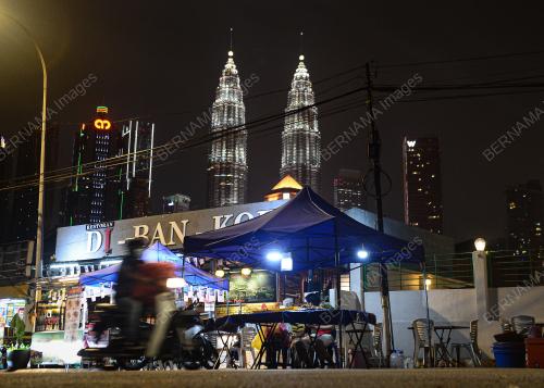 AKTIVITI PERNIAGAAN PADA WAKTU MALAM