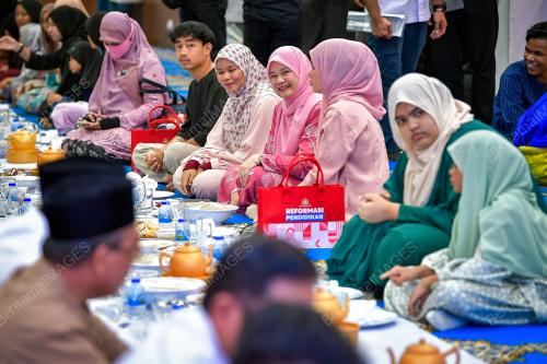 FADHLINA SIDEK