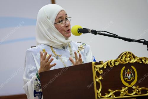 TUNKU AZIZAH AMINAH MAIMUNAH ISKANDARIAH