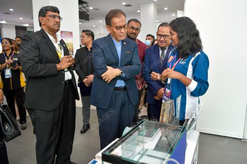 DATUK SERI DR DZULKEFLY AHMAD