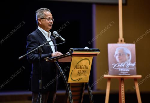 DATUK DR TENGKU MOHD AZZMAN SHARIFFADEEN