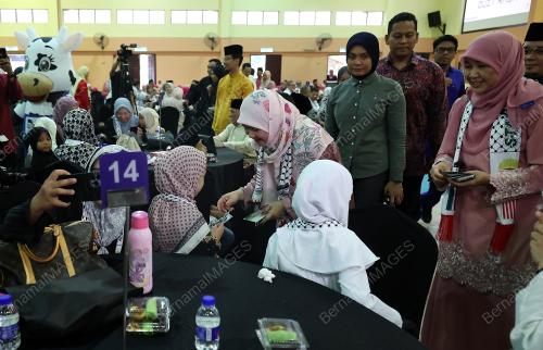 FADHLINA SIDEK