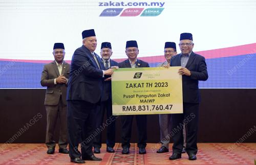 DATUK DR MOHD NAIM MOKHTAR