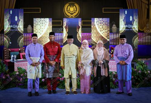 AL-SULTAN ABDULLAH RI'AYATUDDIN AL-MUSTAFA BILLAH SHAH