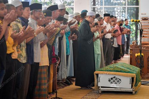 SOLAT JENAZAH DATUK NOOR FARIDA ARIFFIN
