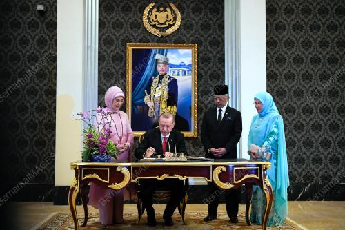 AL-SULTAN ABDULLAH RI'AYATUDDIN AL-MUSTAFA BILLAH SHAH
