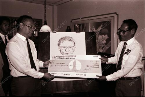 MALAYAN BANKING SUMBANG CEK KEPADA PEMADAM