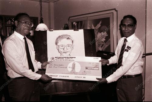 MALAYAN BANKING SUMBANG CEK KEPADA PEMADAM